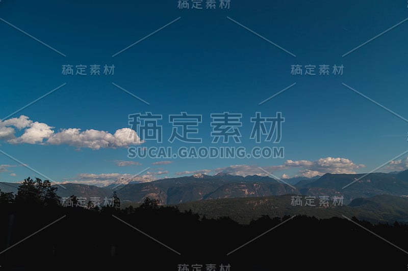 白云石山脉的观点