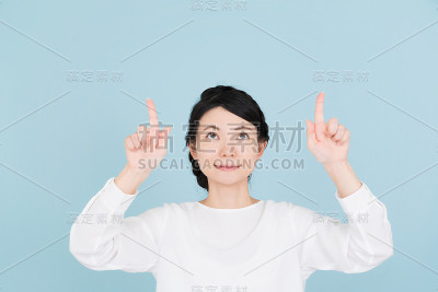 年轻女子指着复印区