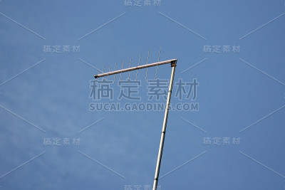电视天线天线在天空和屋顶上
