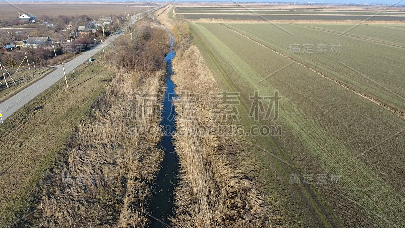 农田灌溉系统下层的沟渠。种植水稻的基础设施