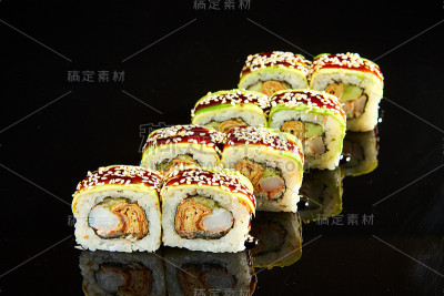 传统的寿司卷配虾仁、奶油芝士和黑石蛋卷。日本食品