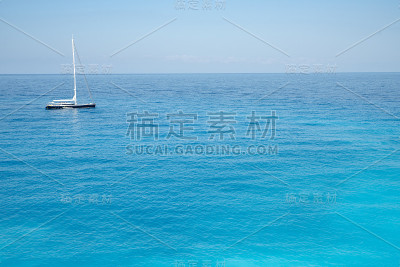 美丽的绿松石海的景色。