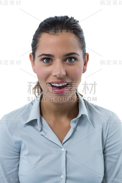 站在白色背景下的女性主管感到惊讶