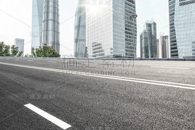 上海空荡荡的柏油路和现代化的建筑