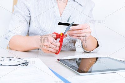 女商人剪信用卡