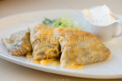 煎饼配肉和酸奶油