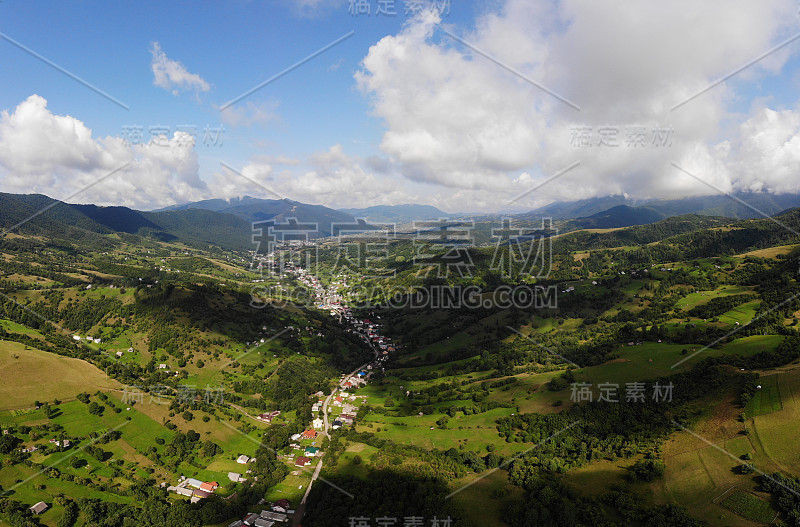 山区乡村的航空摄影。