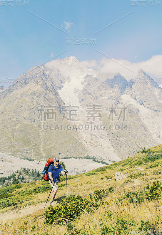 勃朗峰之旅是一个独特的徒步旅行，围绕勃朗峰大约200公里，可以在7到10天之间完成，途经意大利，瑞士