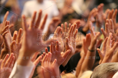 在活动中举起了一个人的手