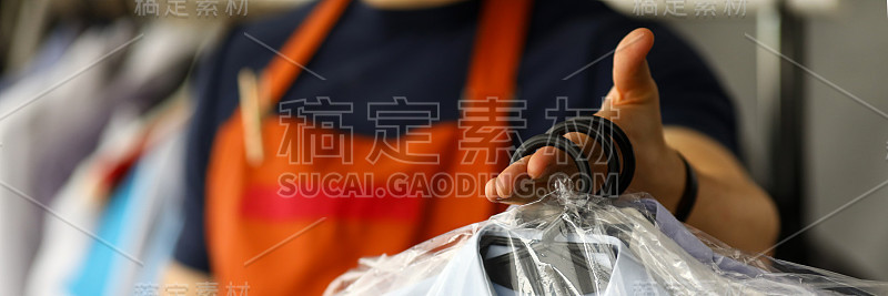 衣服干洗服务人员归还衬衫给顾客
