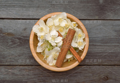 茉莉花和肉桂木背景