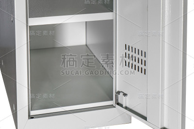 更衣室金属储物柜门碎片。更衣室金属储物柜上的白底隔离。