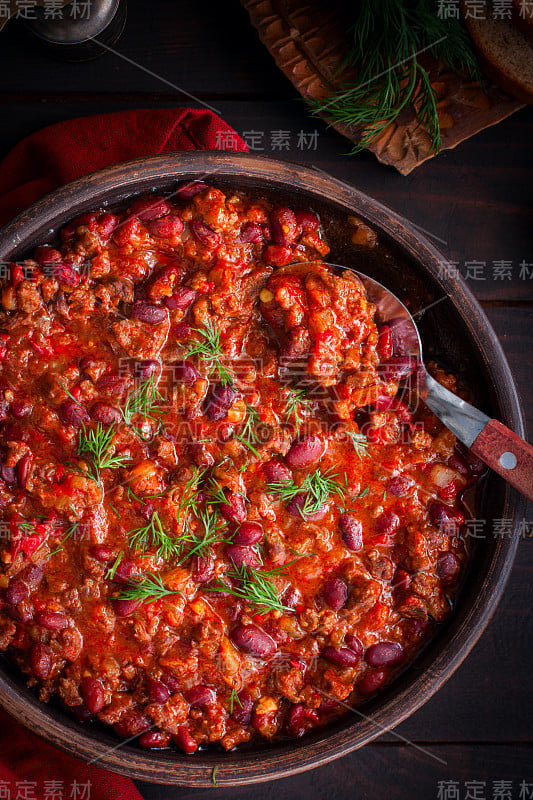 香辣肉酱，传统的墨西哥菜，牛肉和豆子，俯视图