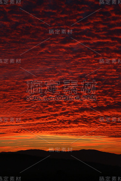 燃烧的天空在城市-日落的背景