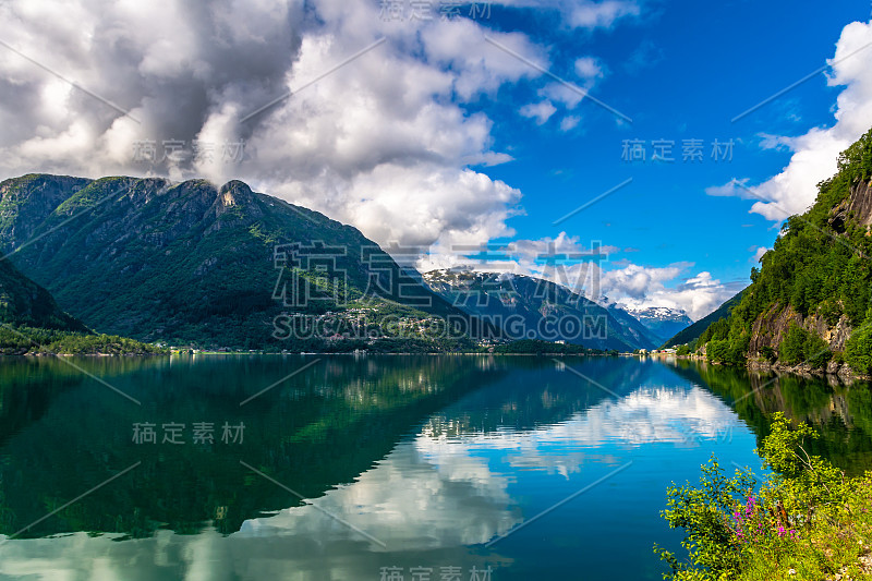 令人惊叹的自然景观与峡湾和山脉。美丽的倒影。地点:挪威斯堪的那维亚山脉。艺术照片。美丽的世界。完全自