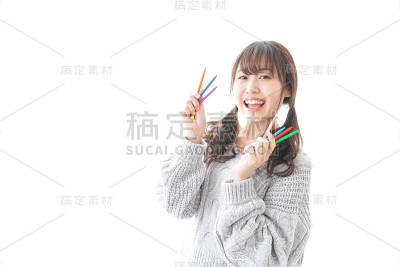 有彩色铅笔的女人