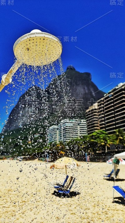 海滩上的淋浴水和佩德拉Gávea在背景