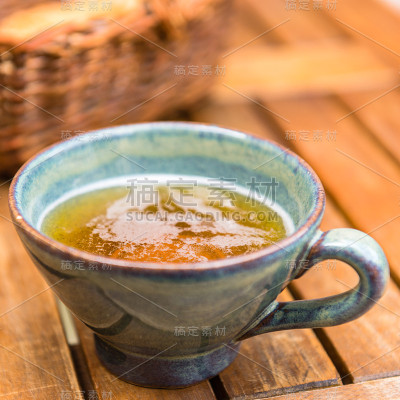 诺曼苹果汁在一个典型的陶瓷杯