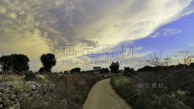 国家公路上坡。