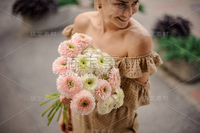 一束美丽精致的菊花在女人的手中