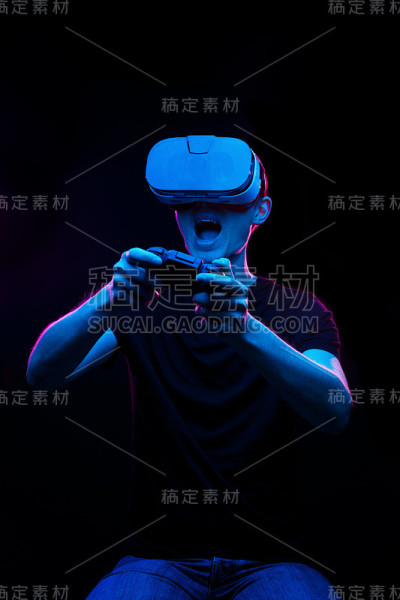 戴着虚拟现实头盔的人正在玩游戏。