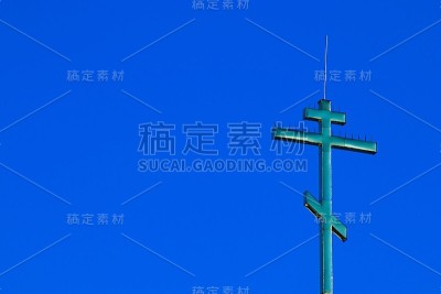 十字在蓝天的背景