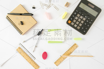 各种物品的办公桌