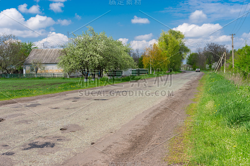 穿过乌克兰Dmukhailivka村的古老道路的春天景观