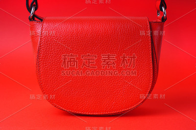 红色背景上的红色皮包。副本的空间。