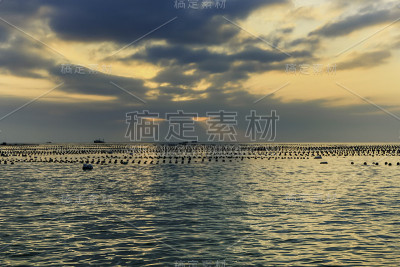 渔船上渔民的剪影