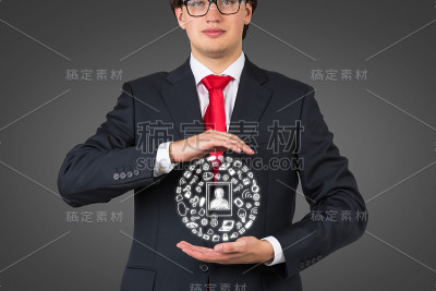 持有媒体图标的商人