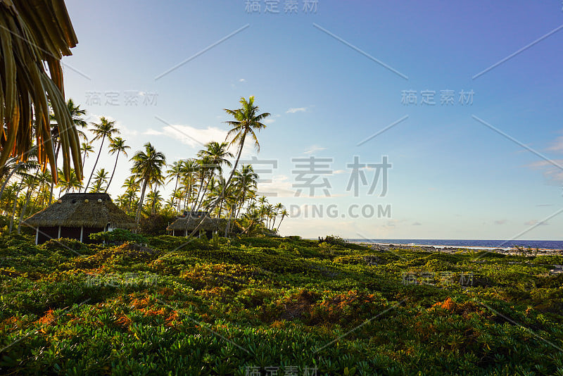 在法属波利尼西亚法卡拉瓦岛的Pension Raimiti，太阳落在法属波利尼西亚面向太平洋的一排平