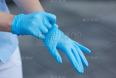 女医生戴医用手套