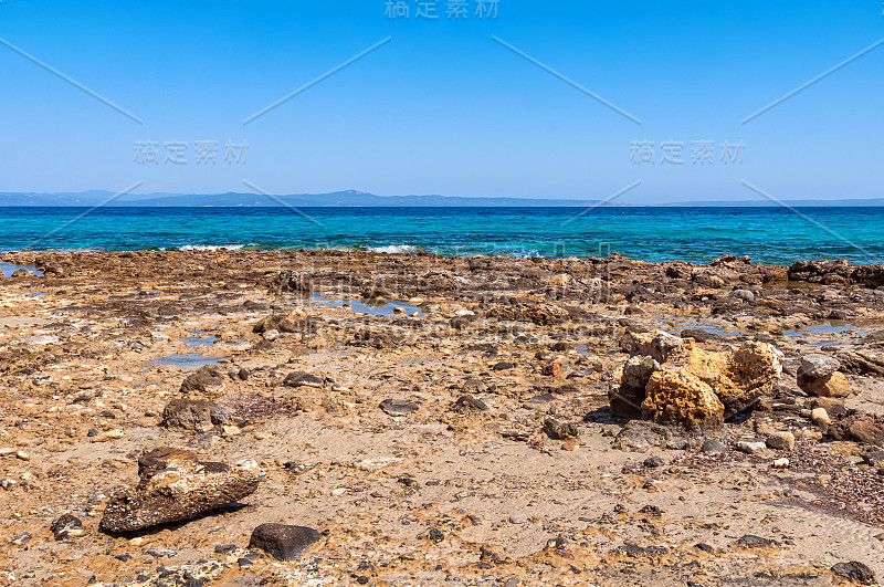 阿菲托斯镇海滩全景，卡桑德拉，查尔基迪基，马其顿中部，希腊。爱奥尼亚海边的海滩