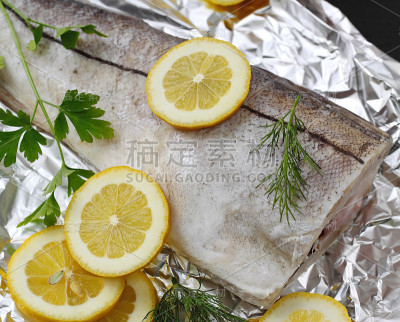 加香料和柠檬的生鱼