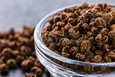 深色的石头背景上的四川胡椒