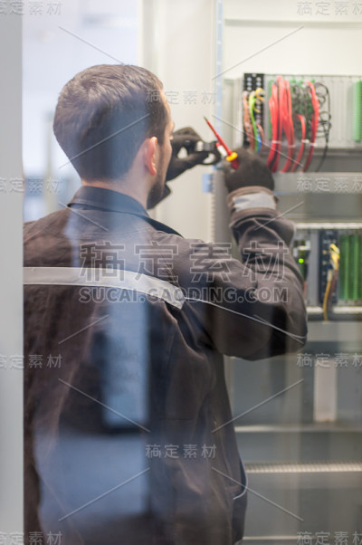 电工工程师测试继电保护系统上的电气装置