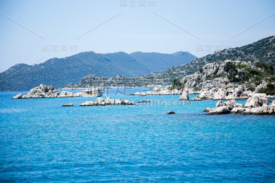岛屿和山脉环绕沉没的城市Kekova i的海景