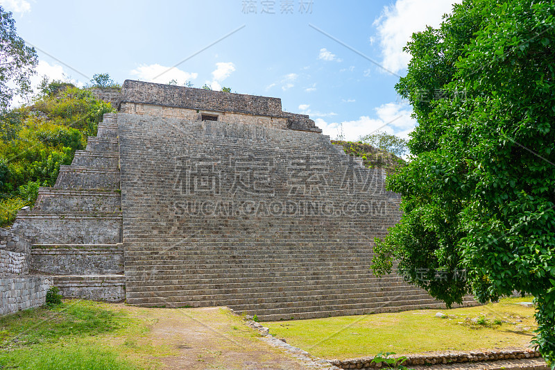 大金字塔的碎片。乌克斯马尔:古典时期的一座古玛雅城市。旅行的照片。尤卡坦半岛。