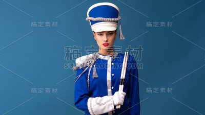 管弦乐队的漂亮姑娘。一个鼓手