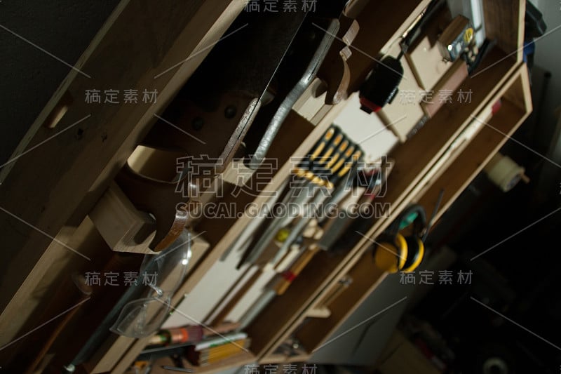 工具柜中用于施工工作的一组工具。