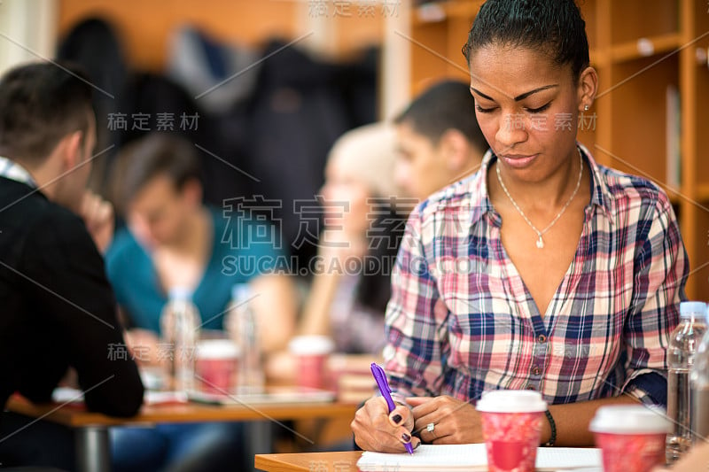 南美学生学习和写她的任务