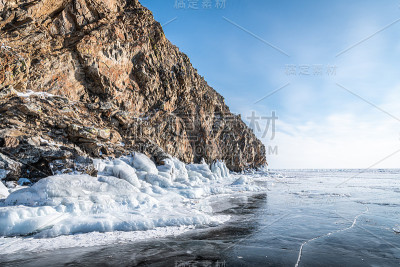 悬崖峭壁上冰冻的海浪