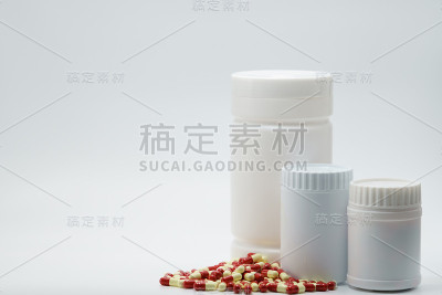 抗生素胶囊与封闭的瓶子