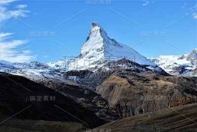马特洪峰山峰清澈的蓝天照片