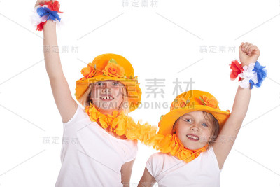 两个穿橙色衣服的女孩欢呼