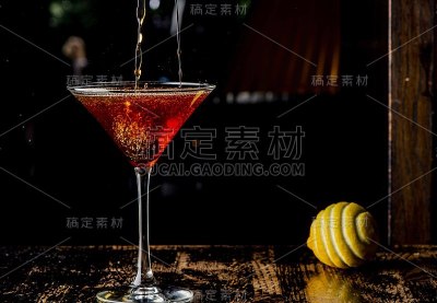 曼哈顿，经典的美国鸡尾酒，用黑麦威士忌苦酒摇匀，滤入马提尼杯，饰以波旁浸过的樱桃和柠檬皮。行动。