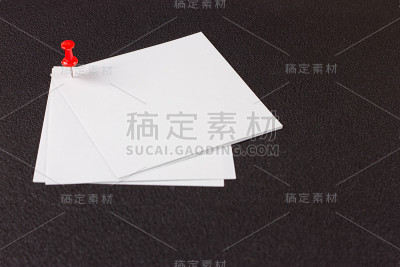 白色贴纸附图钉