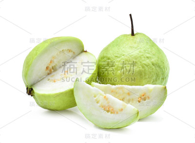鲜番石榴，切片孤立在白色背景上