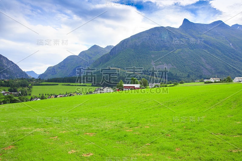 绿草地，高山